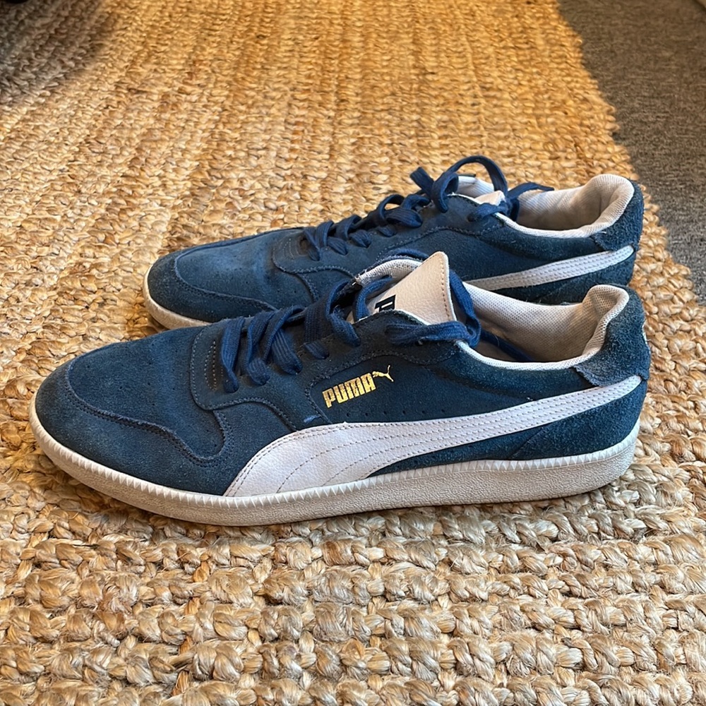 Men’s Puma sneaker shoes blue & white suede sport lifestyle white soles size 12